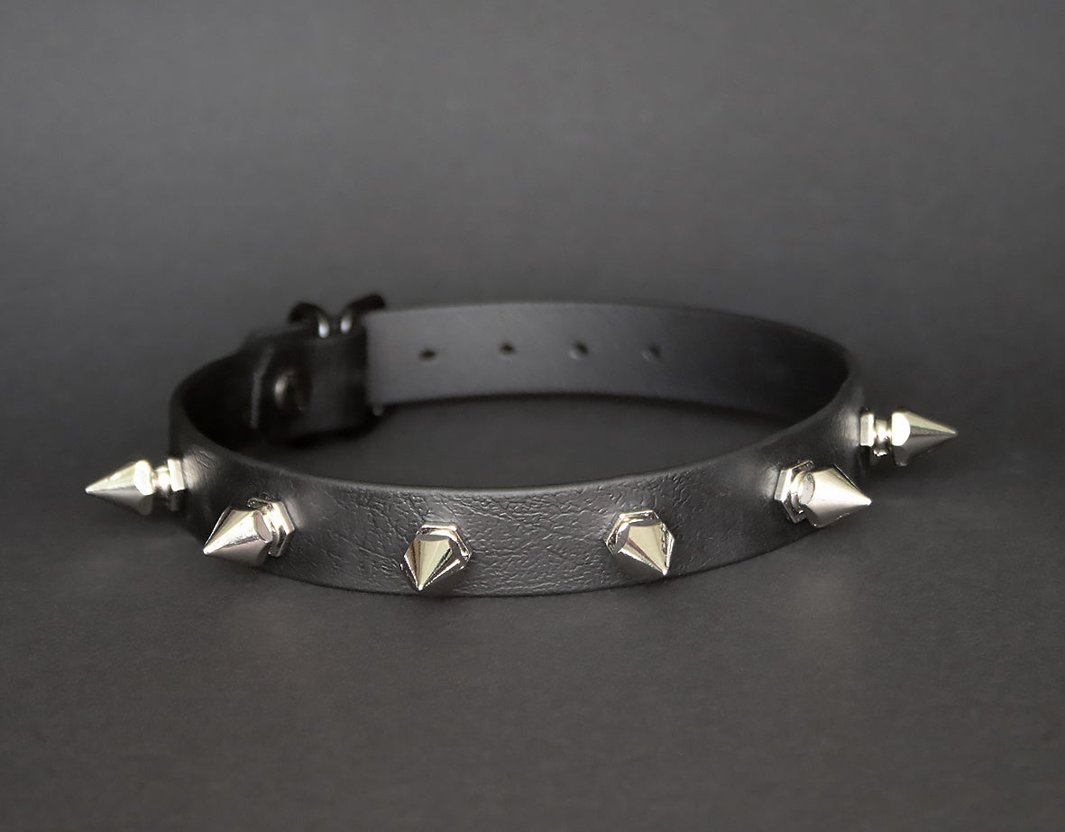 "SIXTYSIX" - Choker mit 6 mittelgroßen Nieten
