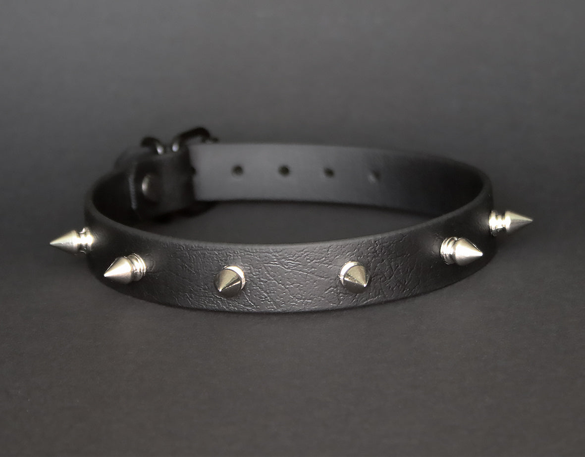 "SIXTY" - Choker mit 6 kleinen Nieten