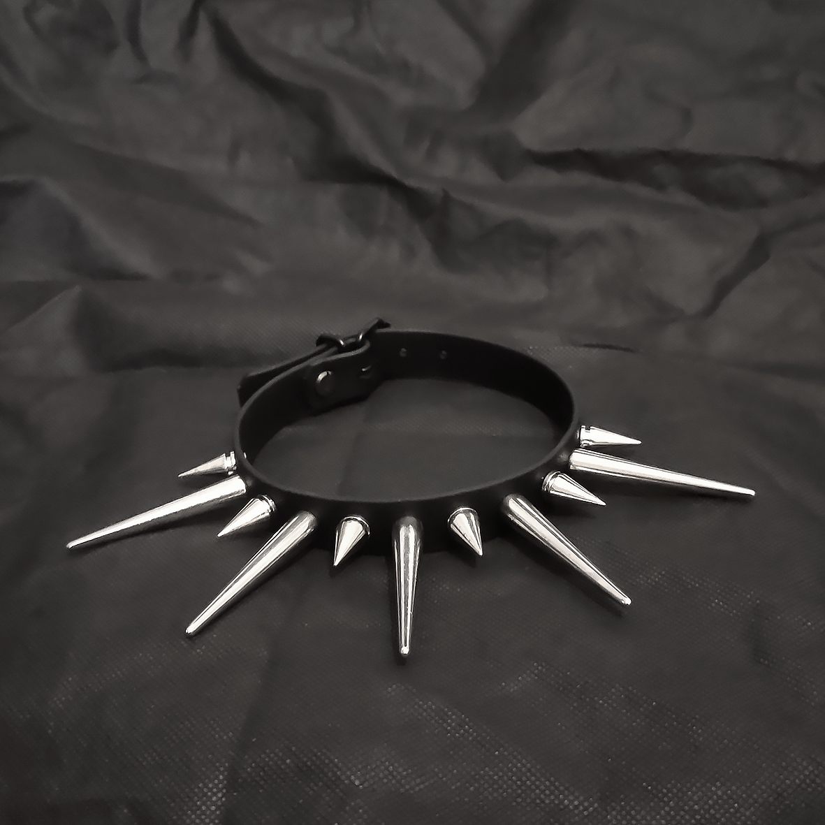 "SPIKE" - Choker mit 11 Nieten, 6 mittelgroß, 5 extra groß