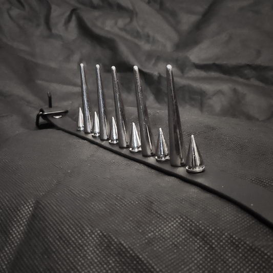 "SPIKE" - Choker mit 11 Nieten, 6 mittelgroß, 5 extra groß